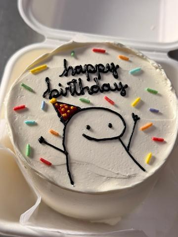 Bentô cake de aniversário com frase 'happy birthday' na marmitinha