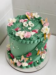 Bolo verde com flores e número 66