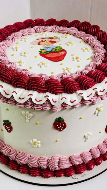 Bolo tradicional vintage com morangos e babados de buttercream