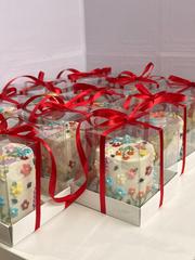 Mini cakes individuais embalados com laço vermelho
