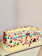 Long cake colorido com decoração de confeitos
